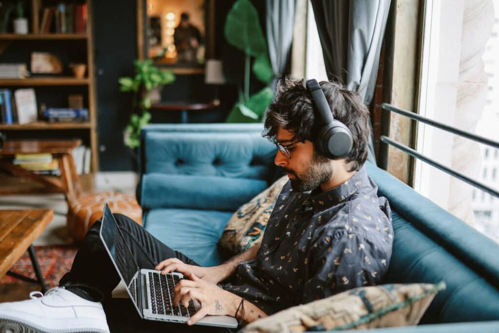 Deskless workers face recognition and management gap